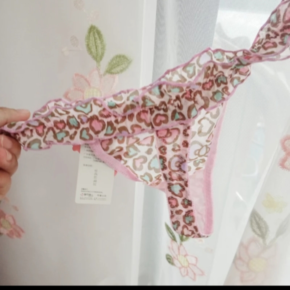 🆕 🔥  🔥Hello Kitty Silky Thongs - Picture 7 of 12